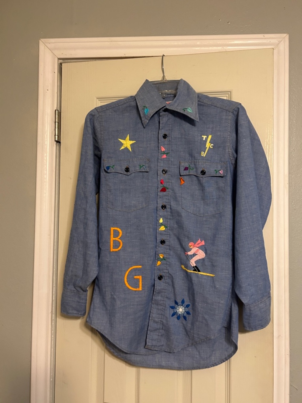 Offer $25🌈 Vintage 70’s Levi’s chambray embroidered blue shirt